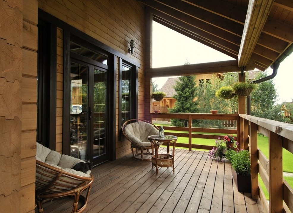 Gyönyörű fa terasz kertben